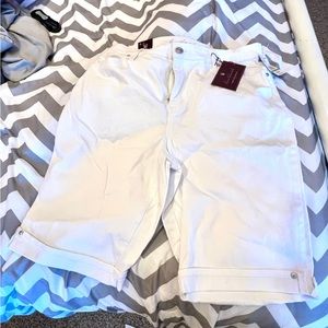 Women’s Gloria Vanderbilt white denim Bermuda shorts. Size 14